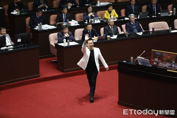 ▲民眾黨立委吳春城於質詢後請辭。（圖／記者林敬旻攝）