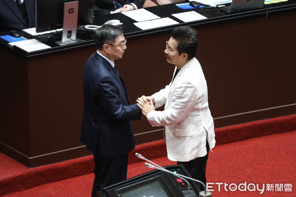 民眾黨立委吳春城於質詢後請辭。（圖／記者林敬旻攝）