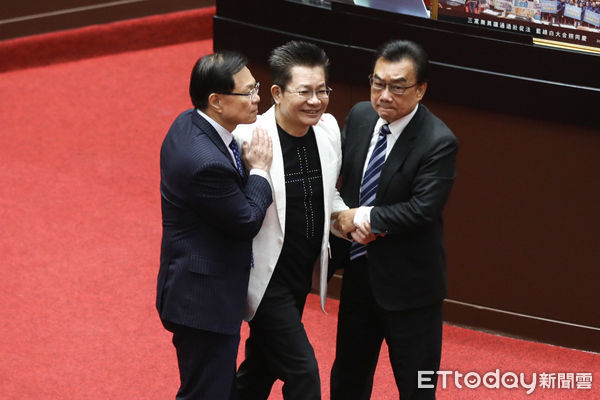 民眾黨立委吳春城於質詢後請辭。（圖／記者林敬旻攝）