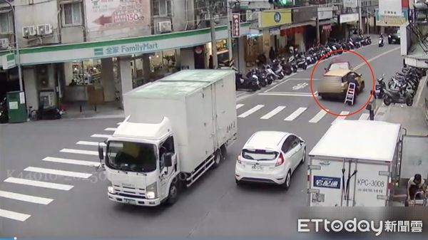 ▲▼方男的紅車撞上對向計程車，還波及一名機車騎士，警消獲報趕抵             。（圖／記者陳以昇翻攝）