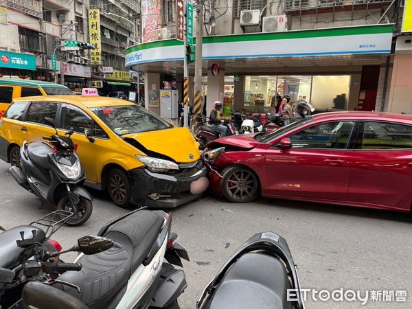 ▲▼方男的紅車撞上對向計程車，還波及一名機車騎士，警消獲報趕抵             。（圖／記者陳以昇翻攝）