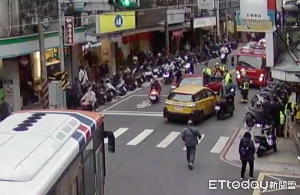 ▲▼方男的紅車撞上對向計程車，還波及一名機車騎士，警消獲報趕抵             。（圖／記者陳以昇翻攝）