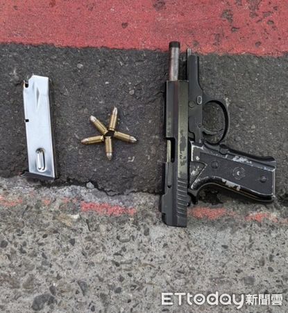 ▲▼警方在彰化高鐵站逮捕賣槍犯嫌，起獲手槍、毒品，警方在國道清水服務區逮捕賣槍犯嫌，起獲2把衝鋒槍             。（圖／記者陳以昇翻攝）