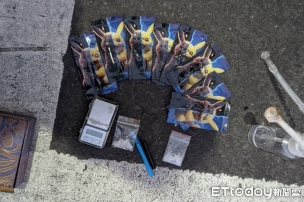 ▲▼警方在彰化高鐵站逮捕賣槍犯嫌，起獲手槍、毒品，警方在國道清水服務區逮捕賣槍犯嫌，起獲2把衝鋒槍             。（圖／記者陳以昇翻攝）