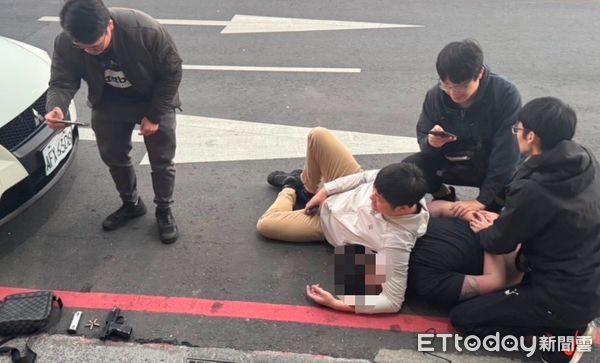 ▲▼警方在彰化高鐵站逮捕賣槍犯嫌，起獲手槍、毒品，警方在國道清水服務區逮捕賣槍犯嫌，起獲2把衝鋒槍             。（圖／記者陳以昇翻攝）