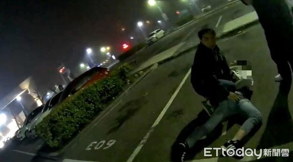 ▲▼警方在彰化高鐵站逮捕賣槍犯嫌，起獲手槍、毒品，警方在國道清水服務區逮捕賣槍犯嫌，起獲2把衝鋒槍             。（圖／記者陳以昇翻攝）