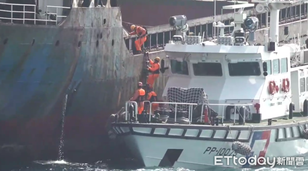 ▲▼             「臺澎三號」海纜全斷，海巡署發現有詭異船隻在該處滯留，強行登檢帶回8名中國籍船員。（圖／海巡署提供）