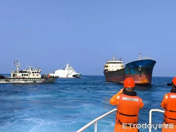 ▲▼             「臺澎三號」海纜全斷，海巡署發現有詭異船隻在該處滯留，強行登檢帶回8名中國籍船員。（圖／海巡署提供）