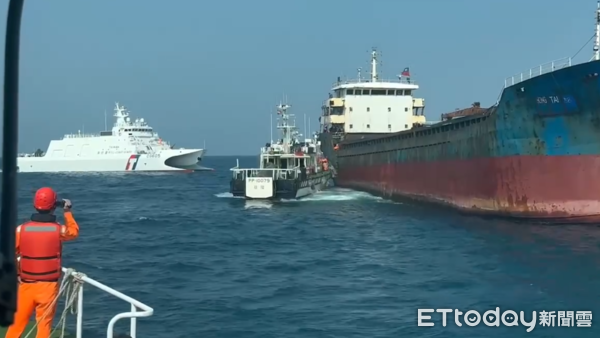 ▲▼ 「臺澎三號」海纜全斷，海巡署發現有詭異船隻在該處滯留，強行登檢帶回8名中國籍船員。（圖／海巡署提供）