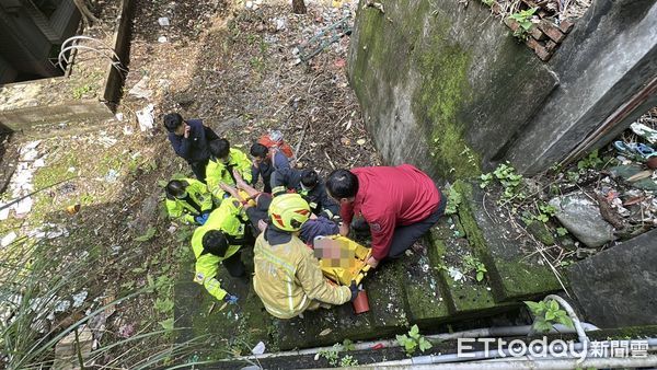 ▲▼     基隆男子修自家欄杆不慎墜樓，妻子身手救人卻骨折，雙雙送醫        。（圖／記者郭世賢翻攝）