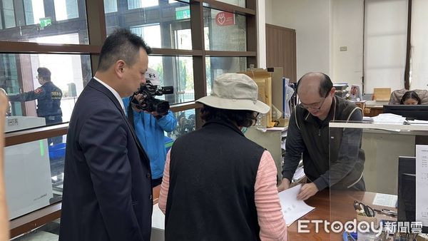 ▲▼嘉義縣立委霸免案驚爆冒名連署，當事人偕同律師至嘉義地點署提告             。（圖／記者翁伊森翻攝）