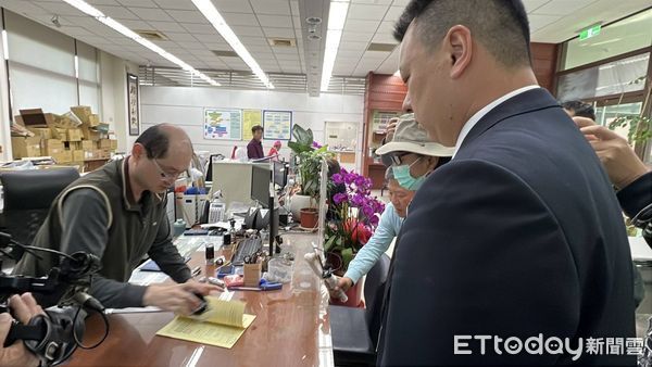 ▲▼嘉義縣立委霸免案驚爆冒名連署，當事人偕同律師至嘉義地點署提告             。（圖／記者翁伊森翻攝）