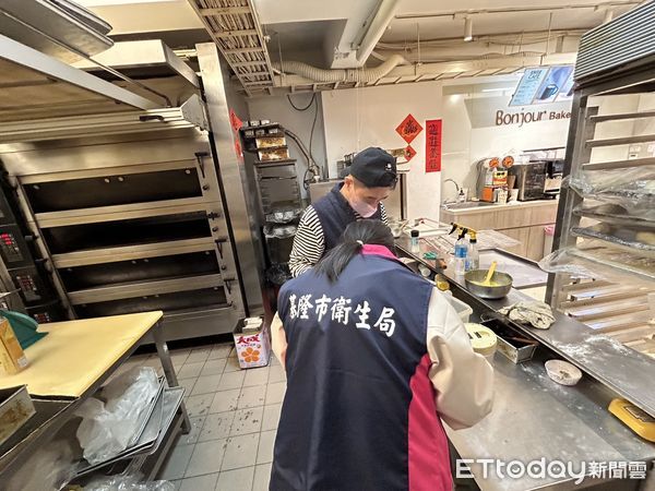 ▲基隆名店菠蘿麵包被控夾帶蟑螂。（圖／記者郭世賢翻攝）