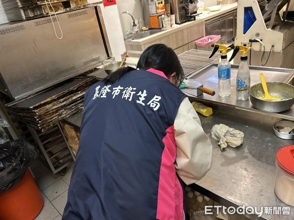 ▲基隆名店菠蘿麵包被控夾帶蟑螂。（圖／記者郭世賢翻攝）