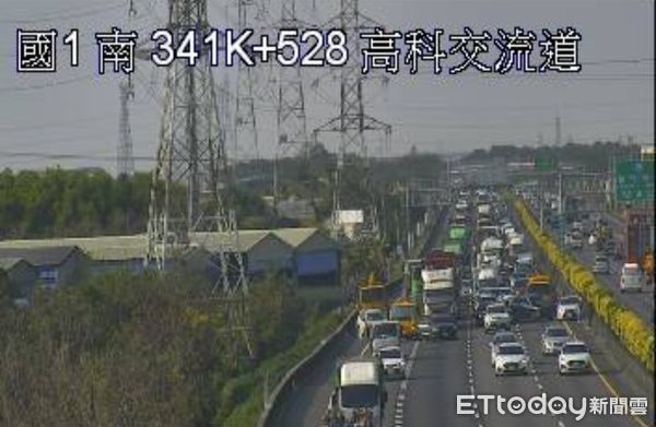 ▲▼ 國道1號南下341k「5車連環撞」　後方車流紫爆！回堵4km。（圖／記者吳世龍翻攝）