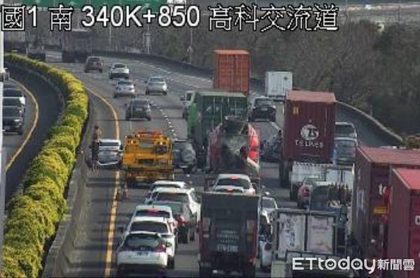 ▲▼ 國道1號南下341k「5車連環撞」　後方車流紫爆！回堵4km。（圖／記者吳世龍翻攝）
