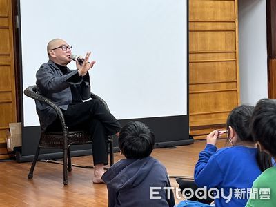 校園變身電影藝術殿堂　蔡明亮與龍田國小師生共賞《摩登時代》