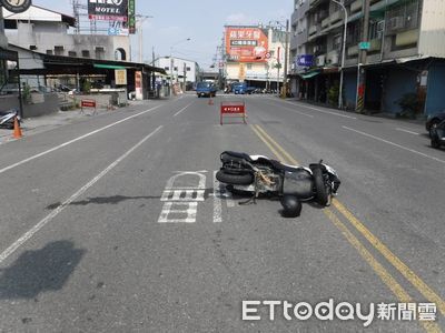 自小客左轉機車煞不住重摔　「零件噴飛」騎士翻滾抱頭畫面曝