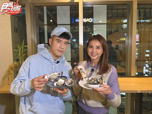 ▲紀言愷(左起)與韋汝猛吃帝王蟹。（圖／TVBS提供）