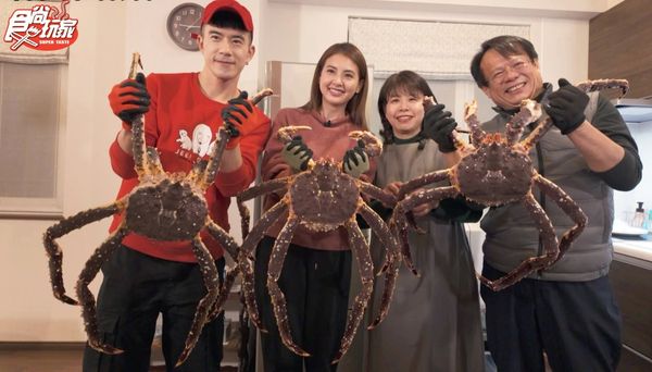 ▲紀言愷(左起)與韋汝猛吃帝王蟹。（圖／TVBS提供）