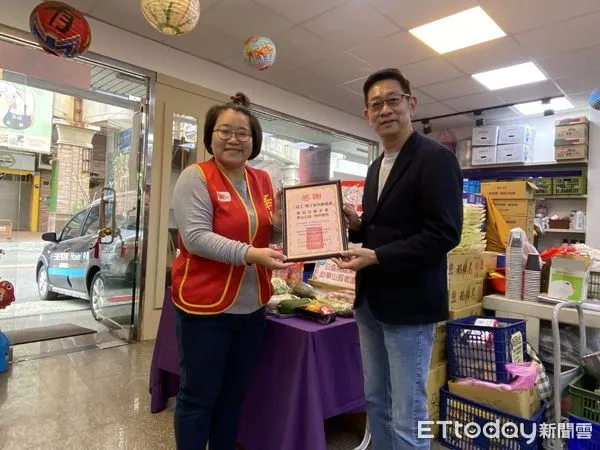 ▲中嘉寬頻三冠王、雙子星愛在社區心手相映愛心物資捐贈活動，分別捐給華山基金會安平愛心天使站以及台南市擁抱生命關懷協會兩個公益團體。（圖／記者林東良翻攝，下同）