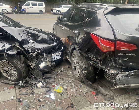 ▲▼2名女友人剛下車，林男開BMW就失控撞車，事故波及4部小客車             。（圖／記者陳以昇翻攝）