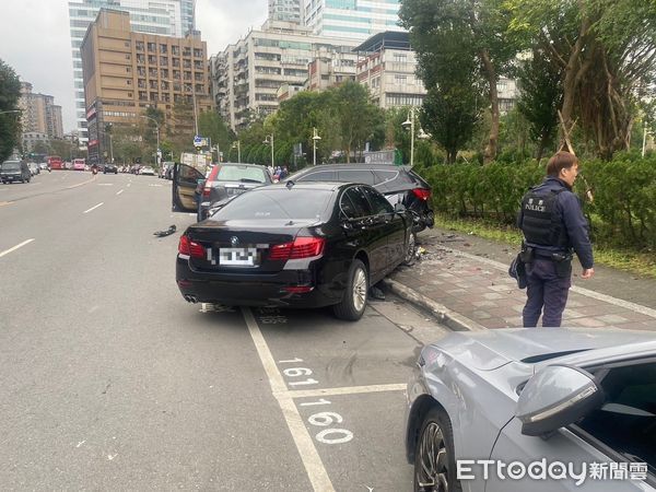 ▲▼2名女友人剛下車，林男開BMW就失控撞車，事故波及4部小客車             。（圖／記者陳以昇翻攝）