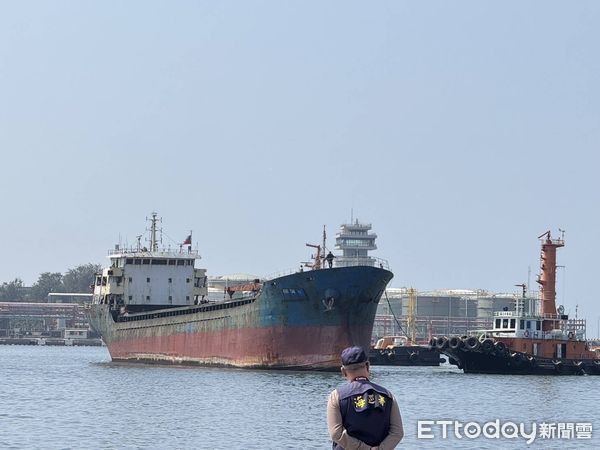 ▲多哥籍宏泰貨輪因破壞台灣連外海纜遭海巡署人員查扣帶回 。（圖／記者張君豪翻攝）
