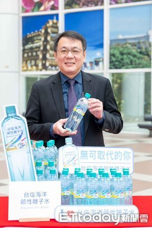 ▲台鹽公司董事長丁彥哲25日於「2025年全中運-企業應援記者會」中，接獲台南市長黃偉哲頒感謝狀。（圖／記者林東良翻攝，下同）