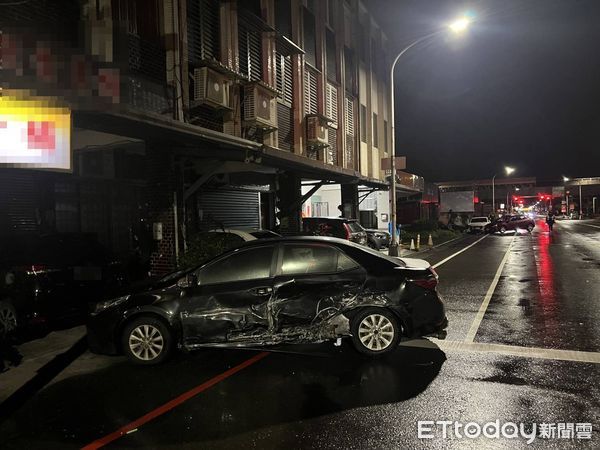 ▲▼宜蘭五結鄉五結路三段與仁一路口，白車（上圖）撞前方路邊駛出黑車（下圖）後翻覆，釀2受傷，並波及路旁停放的3輛車。（圖／記者游芳男翻攝，下同）