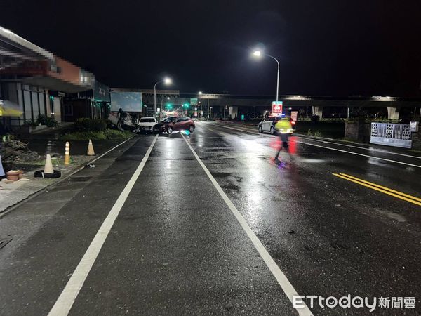 ▲▼宜蘭五結鄉五結路三段與仁一路口，白車（上圖）撞前方路邊駛出黑車（下圖）後翻覆，釀2受傷，並波及路旁停放的3輛車。（圖／記者游芳男翻攝，下同）