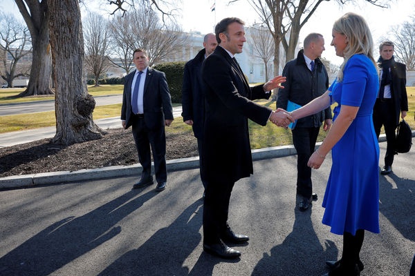 ▲▼法國總統馬克宏離開白宮，代理白宮禮賓官瓊斯（Abigail Jones）送行。（圖／路透）