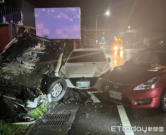 ▲▼宜蘭五結鄉五結路三段與仁一路口，白車（上圖左）撞前方路邊駛出黑車（下圖）後翻覆，釀2受傷，並波及路旁停放的3輛車。（圖／記者游芳男翻攝，下同）