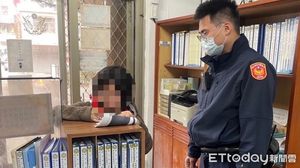 ▲新北女冒雨離家尋麥當勞 金山警民合作助平安返家。（圖／記者郭世賢翻攝）