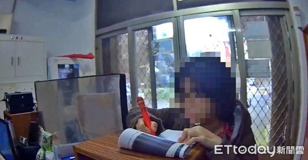 ▲新北女冒雨離家尋麥當勞 金山警民合作助平安返家。（圖／記者郭世賢翻攝）