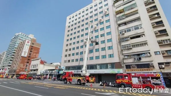 ▲▼高雄市政府消防局於25日上午9時，在三民區港都長照機構（原金園飯店）舉辦大型消防演練。（圖／記者吳世龍翻攝）