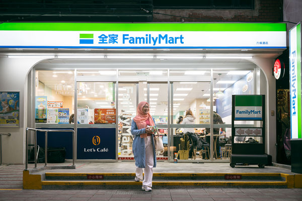 ▲▼全家在齋戒月首創「日落優惠」，百項商品折扣，還開發椰棗鮮食新品。（圖／業者提供）