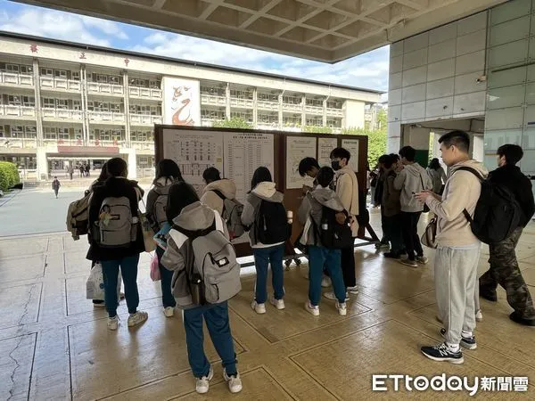 ▲學測成績今天公布，英文科3874人滿級分。（圖／記者許敏溶攝）