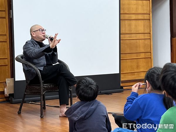 ▲名導蔡明亮與龍田國小師生共賞摩登時代。（圖／記者楊漢聲翻攝）