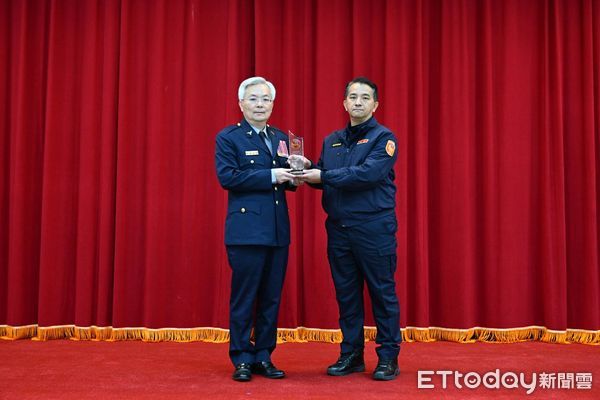 ▲台東縣警察局關山分局霧鹿派出所所長胡松俊仁(右)，榮獲全國「好人好事楷模」。（圖／記者楊漢聲翻攝）