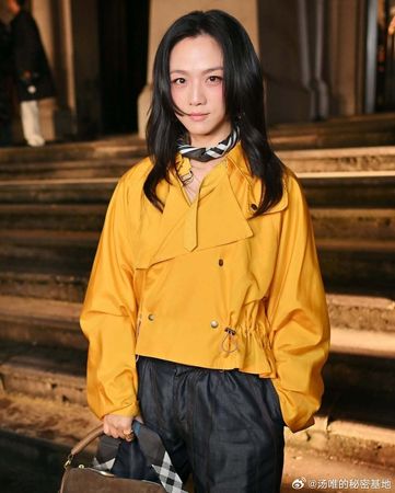 ▲湯唯以一襲亮麗的黃色服裝出席倫敦時裝周。（圖／翻攝自微博／湯唯的秘密基地）