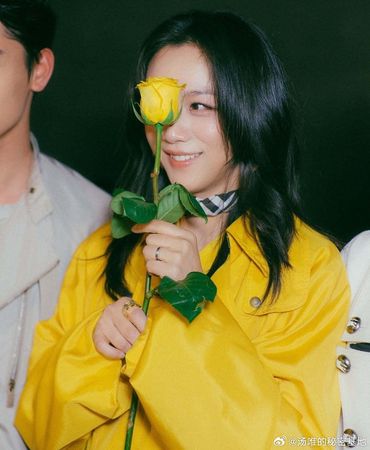 ▲湯唯將玫瑰舉起貼在臉上，露出燦爛笑容。（圖／翻攝自微博／湯唯的秘密基地）