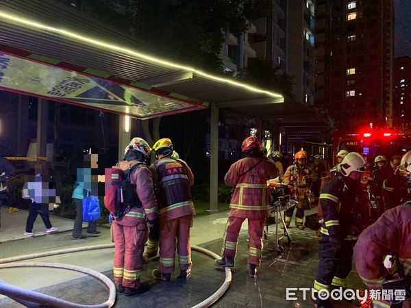 ▲新北板橋合宜住宅21樓發生火災，初判為熱水器自燃引發。（圖／民眾提供）