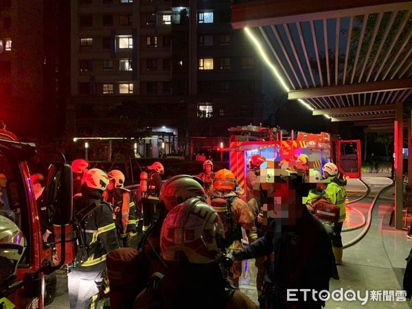 ▲新北板橋合宜住宅21樓發生火災，初判為熱水器自燃引發。（圖／民眾提供）