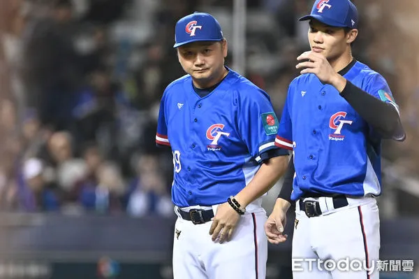 ▲▼2026年第6屆WBC世界棒球經典賽資格賽WBCQ，曾豪駒(左)。（圖／記者李毓康攝）