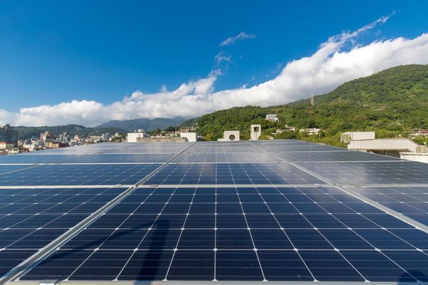 ▲▼太陽能板,天母國中屋頂設太陽光電設備。（示意圖／台北市政府產業發展局）