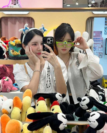 去年南至苑來台，姊姊南珉貞（左）一起逛街、找美食。（圖／翻攝自南珉貞IG）