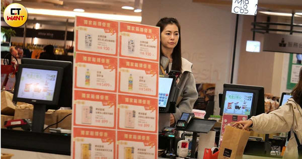 形單影隻1／任容萱情人節遛外甥　男友林柏澍傳金錢糾紛神隱