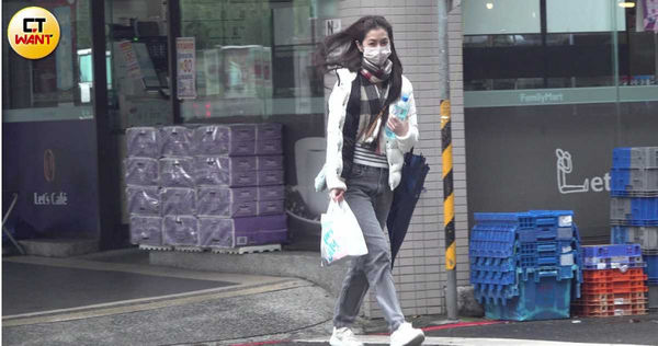 形單影隻1／任容萱情人節遛外甥　男友林柏澍傳金錢糾紛神隱