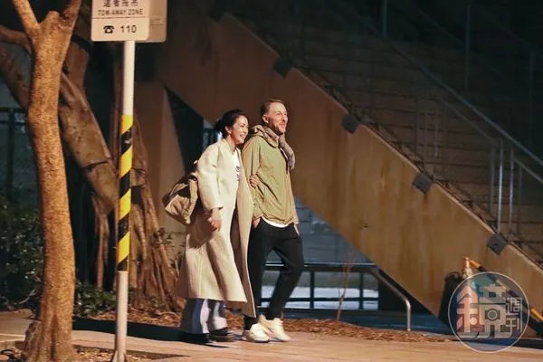 2/19 01：00 兩人從台北東區走到民生社區，一路上手都沒有放開過。